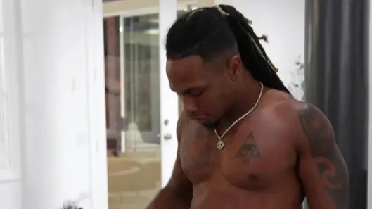 Ebenholzschlampe sabbert bei riesigem BBC-Deepthroat-Fest: Ansehen auf EroticOnly.DE